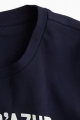 Remera azul marino de algodón con cuello redondo y estampado frontal blanco con la frase "Côte D'Azur", el número 19 y la palabra "France".