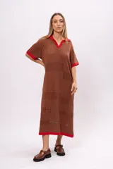 Vestido midi tejido de punto color marrón con cuello polo y detalles en rojo.