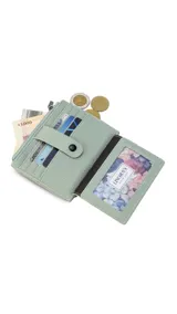Tarjetero negro de símil cuero con presilla frontal y capacidad para 11 tarjetas. Incluye un visor transparente y un bolsillo con cierre para monedas o billetes.