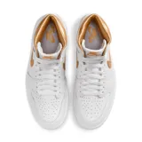 Championes de caña alta Air Jordan 1 Retro Hi OG, color blanco con detalles en dorado.