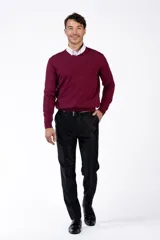 Sweater de punto con cuello en forma de V, color gris oscuro y diseño clásico.