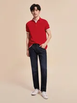 Chomba Tommy Hilfiger color rojo de corte slim, con cuello polo, cartera de dos botones, mangas cortas con ribete blanco y logo de la marca bordado en el pecho.