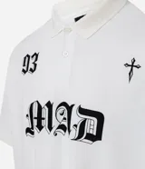 Remera boxy de mangas cortas confeccionada en algodón negro, con cuello polo y estampado frontal con el número 93, la palabra MAD en estilo gótico y una cruz. El algodón es certificado BCI.