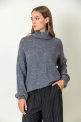 Sweater color marrón de mohair con cuello alto y mangas largas.