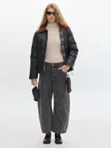 Campera negra corta a la cadera con cuello marrón de pana y forro estampado de algodón. Tiene cierre con botones a presión, bolsillos frontales y elástico inferior. Incluye mitones con detalles bordados.