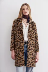 Tapado de paño con estampado animal print, de calce recto y solapas angostas. Tiene botones al frente y bolsillos ojal.