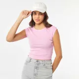 Camiseta corta rosa de punto acanalado con cuello redondo y mangas cortas.