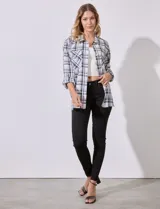 Sobrecamisa de tejido cuadrille, con cuello de solapa, abertura central con botones y bolsillos aplicados.
