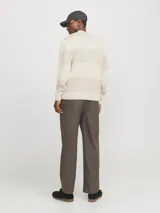 Polo de manga larga tejido jacquard con rayas horizontales en tonos beige y gris, cuello tipo polo con cierre de medio botón y corte relajado.