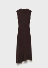 Vestido midi marrón de tejido fluido con textura, cuello perkins, manga corta y bajo asimétrico.