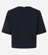 Blusa negra de crepé con cuello redondo, mangas cortas y botones decorativos dorados en los hombros.