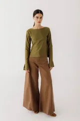 Pantalón jean color borgoña, de corte wide leg y tiro alto.