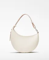 Bolso de hombro tipo baguette color crema, con textura granulada y asa corta regulable.