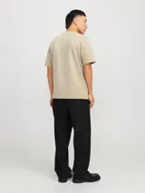 Camiseta color beige de manga corta y cuello redondo, corte relajado.