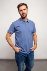 Chomba celeste de piqué con cuello clásico y tapeta de dos botones. Corte recto y mangas cortas. 