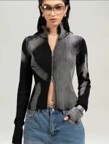 Top/buzo negro y gris con cierre frontal, cuello alto y mangas largas.