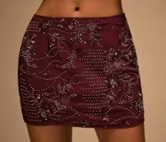 Minifalda negra con bordado de lentejuelas y mostacillas plateadas.