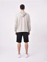 Canguro liso color verde claro, con capucha y bolsillo tipo canguro.