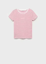 Camiseta de manga corta a rayas rojas y blancas con cuello redondo y logo bordado en el pecho.