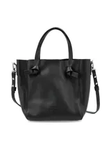 Cartera negra de cuero graneado, con doble asa de mano y correa de hombro extraíble con mosquetones metálicos.
