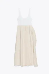 Vestido midi color crema, de escote redondo y tirantes finos. Tejido combinado a contraste. Detalle de tejido con frunces en lateral.