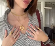 Collar dorado con dije orgánico irregular. Fabricado en acero quirúrgico con baño de oro de 18k.