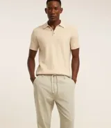 Pantalón relaxed de hombre confeccionado en tejido oxford de algodón color beige, con trabillas en la cintura y cordón para lazo.