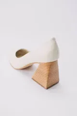 Zapatos de tacón color mostaza de cuero, con punta fina y tacón cuadrado forrado en cuero tipo madera.