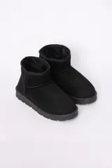 Pantubota corta negra con interior de piel sintética.