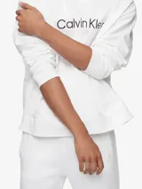 Buzo blanco de algodón con capucha, corte relaxed, puños y dobladillo acanalados, bolsillo canguro y logo Calvin Klein estampado en el pecho.