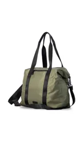 Bolso deportivo negro de nylon, con compartimento principal con cierre y bolsillo adicional al frente con cierre. Cuenta con asas y correa extensible.