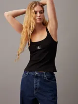 Remera de tirantes Calvin Klein negra de canalé con logo en el pecho.