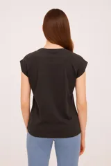 Remera color crema de algodón con cuello redondo y mangas cortas. Estampa frontal con texto "New York dreams. Brooklyn vibes" en color negro y verde.