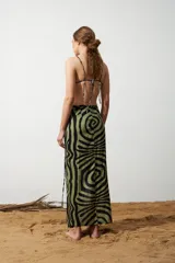 Falda pareo larga de viscosa con estampado animal print en tonos verde y negro.