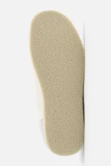 Zapatilla deportiva monocolor negra con cordones, capellada de cuero y suela ultrafina.