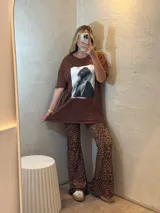 Remerón negro con estampa frontal de dos perros bulldog francés.