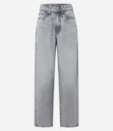 Pantalón baggy de jeans celeste con trabillas en la cintura, cierre tradicional y bolsillos. Corte holgado y de tiro alto.