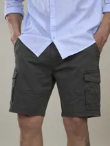 Bermuda de gabardina color verde militar, con bolsillos cargo laterales y corte a la rodilla.