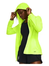 Campera deportiva Under Armour Outrun The Storm color lila, con capucha, cierre frontal completo, mangas largas con puños elásticos y logo en el pecho.