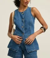 Chaleco femenino confeccionado en jeans, sin mangas, cinturado, con botones y bolsillos. De corte alargado y cuello redondo.