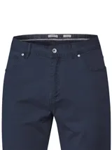Pantalón de gabardina color verde oliva, de corte recto y tiro medio.