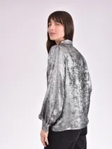 Camisa plateada de manga larga con puños abullonados y cuello clásico.