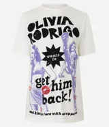 Remera blanca de algodón con cuello redondo y mangas cortas. Estampado frontal con el nombre "Olivia Rodrigo" y una imagen de la cantante.