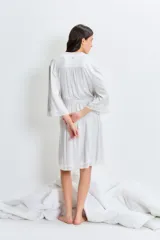 Bata gris claro melange de modal jersey con detalle de puntilla en mangas y ruedo. Tiene lazo para ajustar en la cintura y detalle bordado en el pecho.