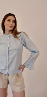 Camisa de algodón con tela bordada, cuello mao y volados en las mangas, con botones de nacar.