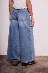 Pantalón de jean celeste de corte wide leg y tiro bajo.