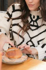 Sweater oversize de lana color negro con jacquard geométrico en blanco en la parte delantera, trasera y mangas.