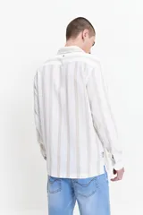 Camisa de manga larga color gris oscuro con textura a rayas, estilo rústico y fit regular.