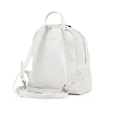 Mochila blanca de símil cuero texturizado, con acceso de cierre doble, un compartimento principal, un bolsillo interno con cierre, un bolsillo interno abierto y un bolsillo externo con cierre. Tiene correa regulable y herrajes plateados.