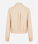 Campera bomber color beige, confeccionada en tejido airflow, con cuello solapa, cierre frontal con cremallera, mangas largas y puños/bajo elásticos.